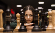 Femme jouant aux échecs (Crédits: Adobe Stock)