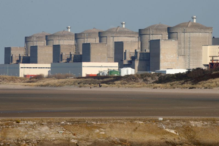 PHOTO D'ARCHIVES : La centrale nucléaire de Gravelines est visible de l'autre côté de la plage de Petit Fort Philippe, dans le nord de la France.