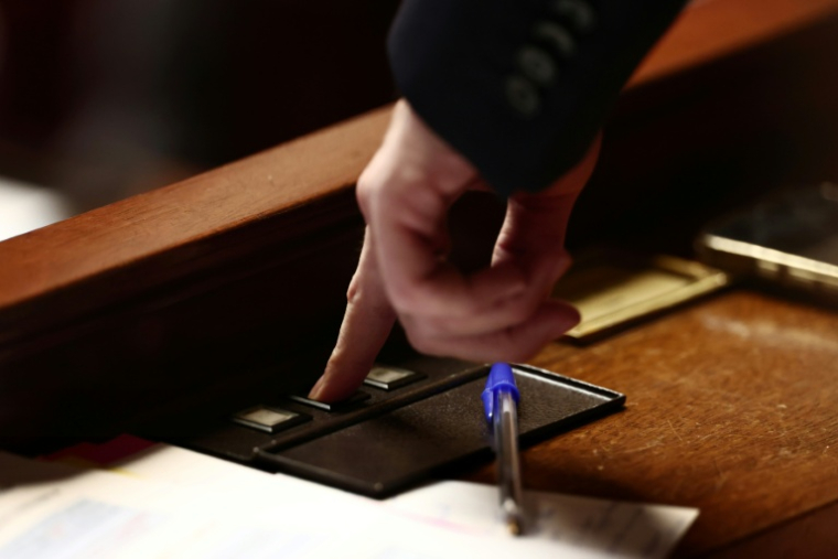Un membre du Parlement participe à une séance sur le projet de loi de financement de la sécurité sociale, le 5 novembre 2025 à Paris ( AFP / Thibaud MORITZ )