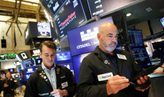 Des opérateurs à la Bourse de New York le 15 août 2025 ( AFP / TIMOTHY A.CLARY )