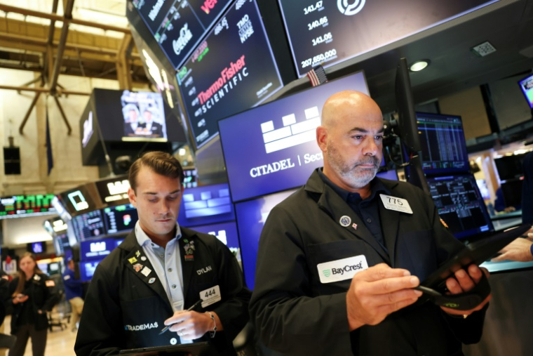 Des opérateurs à la Bourse de New York le 15 août 2025 ( AFP / TIMOTHY A.CLARY )