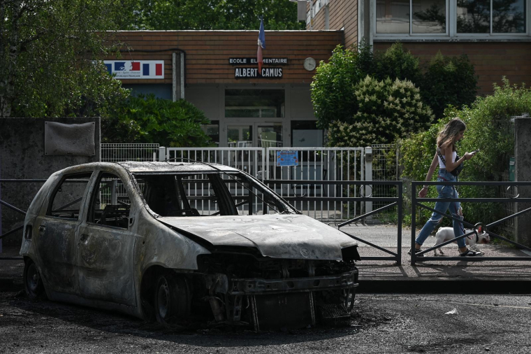 Un véhicule brûlé devant une école de Lormont, près de Bordeaux (illustration) ( AFP / PHILIPPE LOPEZ )