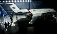 Un Falcon 10X présenté au siège de Dassault, à Bordeaux, le 10 mars 2026 ( AFP / Christophe ARCHAMBAULT )