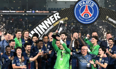 Le PSG soulève un énième trophée des champions après sa victoire sur Marseille aux tirs au but à Koweït City, le 8 janvier 2026  ( AFP / YASSER AL-ZAYYAT )