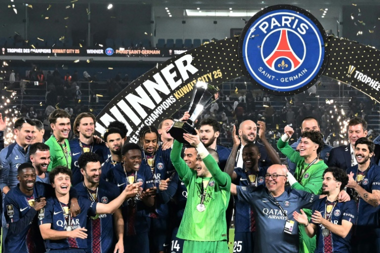 Le PSG soulève un énième trophée des champions après sa victoire sur Marseille aux tirs au but à Koweït City, le 8 janvier 2026  ( AFP / YASSER AL-ZAYYAT )