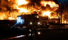 Incendie déclenché par une frappe russe sur un site de recyclage à Kiev, le 16 avril 2026 ( AFP / Serhii Okunev )