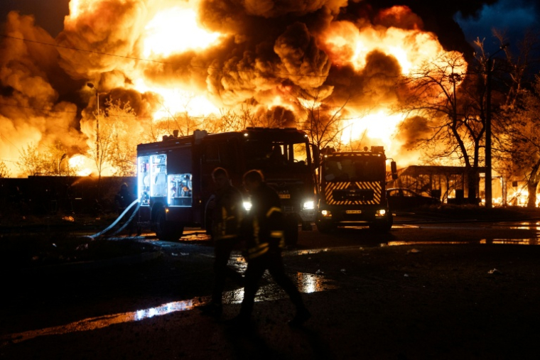 Incendie déclenché par une frappe russe sur un site de recyclage à Kiev, le 16 avril 2026 ( AFP / Serhii Okunev )