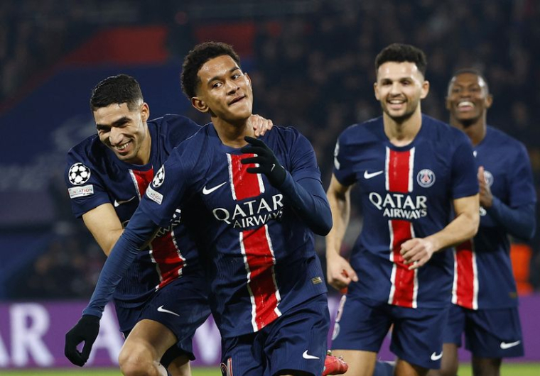Senny Mayulu du Paris Saint Germain célèbre le septième but de son équipe
