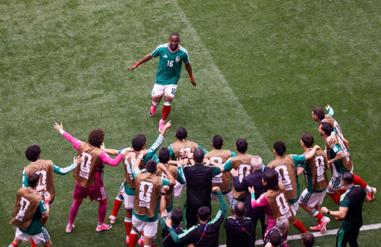 L'ailier Julian Quinones se précipite vers le banc mexicain après avoir inscrit le premier but du Mondial-2026 àla 9e minute du match d'ouverture contre l'Afrique du Sud le 11 juin 2026 à Mexico ( AFP / Rodrigo OROPEZA )