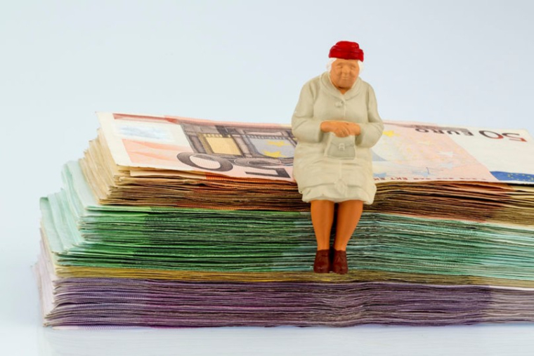 La réversion d’une rente viagère permet de garantir un revenu au conjoint après la retraite, mais c’est une décision irrévocable à bien réfléchir. (Crédit photo : 123RF)