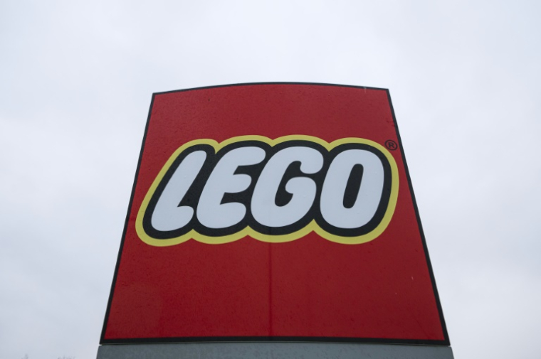 Logo du groupe danois de jouets Lego, à l'entrée de son usine à Billund, au Danemark, le 29 novembre 2022 ( AFP / Jonathan NACKSTRAND )