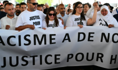 Les proches de Hichem - les cousins Mouna (droite) et Siam Mouraoui, ainsi que des participants, tiennent une banderole  lors d'une marche blanche en hommage à Hichem Miraoui à Marseille le 8 juin 2025 ( AFP / Christophe SIMON )