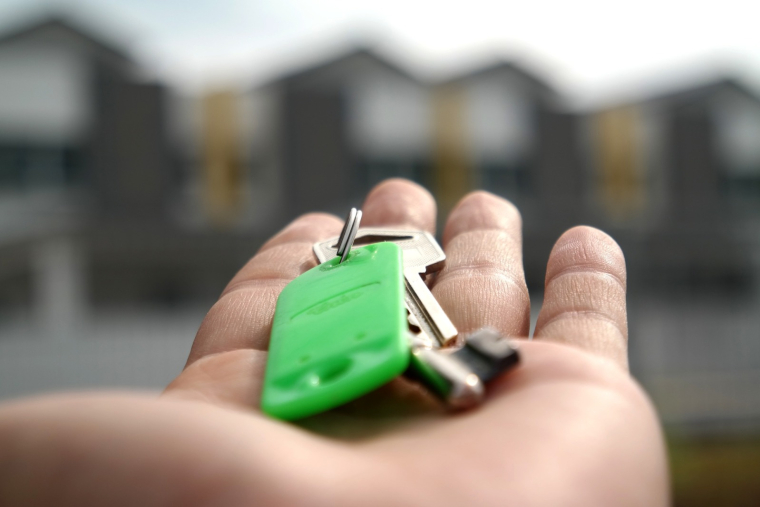Les prix des biens immobiliers disponibles à la vente ont augmenté deux fois plus vite que les prix des loyers. (illustration) (Pixabay / mastersenaiper)