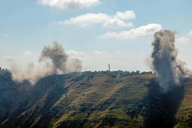 Photo prise depuis le secteur de Marjayoun montrant des frappes aériennes israéliennes sur le village d'Arnoun, dans le sud du Liban, le 30 mai 2026  ( AFP / - )