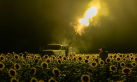 Des militaires ukrainiens de l'unité mobile de défense aérienne de la 59e brigade tirent un canon automatique antiaérien double ZU-23 de fabrication soviétique vers un drone russe depuis un champ de tournesols, lors d'une attaque aérienne près de Pavlograd, dans la région de Dnipropetrovsk, le 19 juillet 2025 ( AFP / Roman PILIPEY )