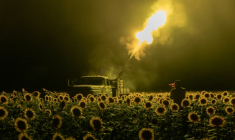 Des militaires ukrainiens de l'unité mobile de défense aérienne de la 59e brigade tirent un canon automatique antiaérien double ZU-23 de fabrication soviétique vers un drone russe depuis un champ de tournesols, lors d'une attaque aérienne près de Pavlograd, dans la région de Dnipropetrovsk, le 19 juillet 2025 ( AFP / Roman PILIPEY )