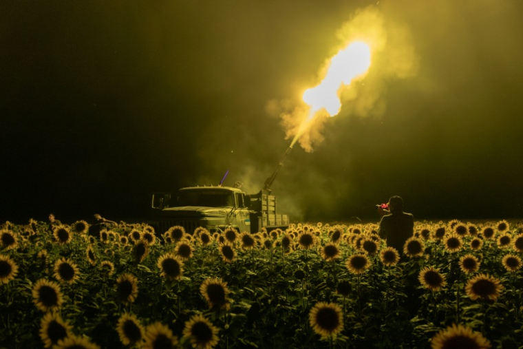 Des militaires ukrainiens de l'unité mobile de défense aérienne de la 59e brigade tirent un canon automatique antiaérien double ZU-23 de fabrication soviétique vers un drone russe depuis un champ de tournesols, lors d'une attaque aérienne près de Pavlograd, dans la région de Dnipropetrovsk, le 19 juillet 2025 ( AFP / Roman PILIPEY )