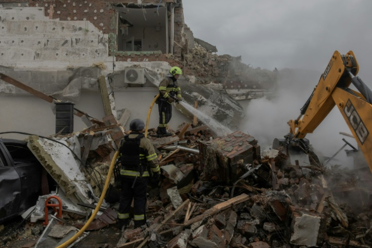 Des sauveteurs dans les décombres d'immeubles résidentiels après une attaque aérienne russe à la périphérie de Kiev, le 28 septembre 2025 en Ukraine ( AFP / Roman PILIPEY )