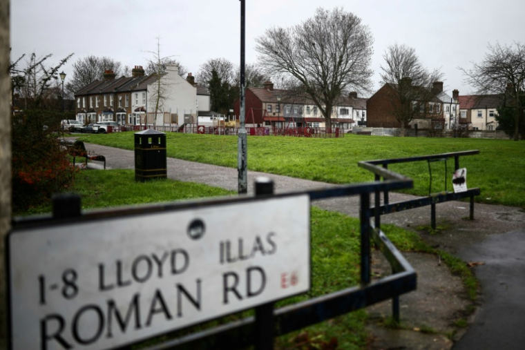 Une aire de jeux pour enfants, à proximité de Roman Road à East Ham, dans l'est de Londres, le 13 janvier 2026, où le bébé Roman a été retrouvé en janvier 2019 ( AFP / HENRY NICHOLLS )