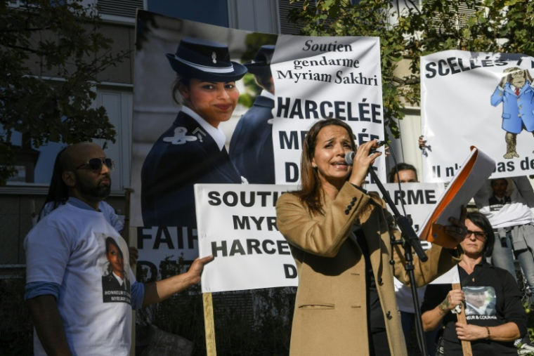 Hassina Sakhri (c), sœur de la gendarme Myriam Sakhri, retrouvée morte en 2011, lors d'une manifestation pour exiger une nouvelle enquête, le 24 octobre 2018 devant le palais de justice de Lyon ( AFP / PHILIPPE DESMAZES )