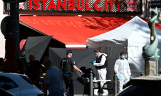 La police scientifique sur les lieux où cinq personnes ont été blessées par un homme muni de deux couteaux et d'une matraque et a été tué par des policiers, à Marseille, le 2 septembre 2025 ( AFP / Christophe SIMON )