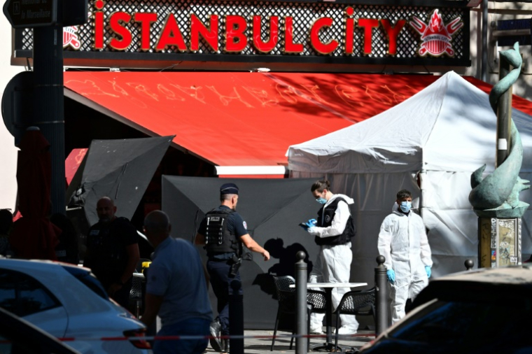 La police scientifique sur les lieux où cinq personnes ont été blessées par un homme muni de deux couteaux et d'une matraque et a été tué par des policiers, à Marseille, le 2 septembre 2025 ( AFP / Christophe SIMON )