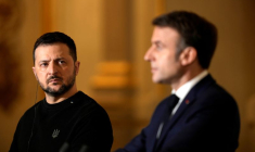 Le président français Emmanuel Macron et son homologue ukrainien Volodymyr Zelenskiy assistent à une conférence de presse à l'Elysée