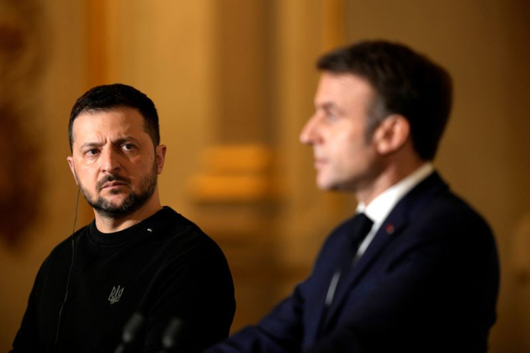 Le président français Emmanuel Macron et son homologue ukrainien Volodymyr Zelenskiy assistent à une conférence de presse à l'Elysée