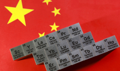 PHOTO DE FICHIER : Illustration montrant des blocs avec des symboles et des numéros atomiques d'éléments de terres rares et le drapeau chinois