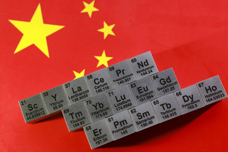 PHOTO DE FICHIER : Illustration montrant des blocs avec des symboles et des numéros atomiques d'éléments de terres rares et le drapeau chinois