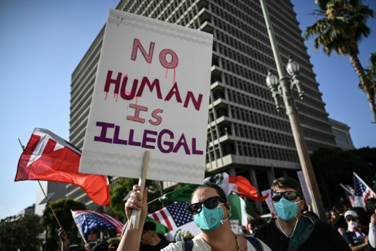 Une pancarte "aucun être humain n'est illégal" lors d'un rassemblement à Los Angeles, le 12 juin 2025 en Californie ( AFP / RONALDO SCHEMIDT )