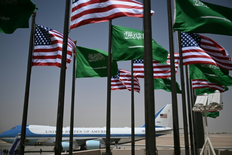 Air Force One, l'avion transportant le président américain Donald Trump sur le tarmac de l'aéroport de Ryad, le 13 mai 2025 en Arabie saoudite ( AFP / Brendan SMIALOWSKI )