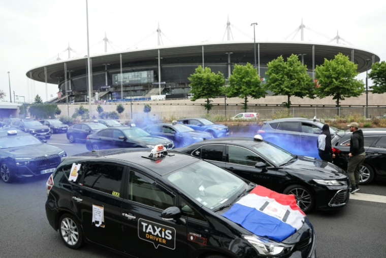 Manifestation de taxis à Saint-Denis en Seine-Saint-Denis, le 21 mai 2025 ( AFP / Thomas SAMSON )
