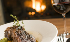 À deux, en famille ou entre amis, voici 5 adresses de la capitale où se réchauffer près de la cheminée. crédit photo : Getty images