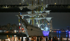Des personnes regardent un navire-école de la marine mexicaine être tiré après avoir heurté le pont de Brooklyn à New York, le 17 mai 2025 ( AFPTV / ANGELA WEISS )