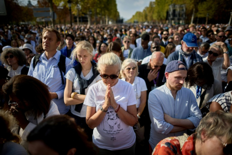 Des fidèles assistent à la messe célébrée par le pape Léon XIV sur la place de la Concorde à Paris, le 26 septembre 2026 ( AFP / Kiran RIDLEY )