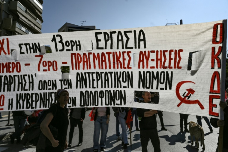 Manifestation lors d'une grève de 24 heures contre le projet gouvernemental d'introduire une journée de travail de 13 heures, le 14 octobre 2025 à Thessalonique, en Grèce ( AFP / Sakis Mitrolidis )