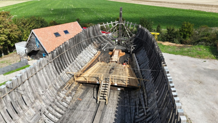 Vue du Jean-Bart, une réplique grandeur nature d'un navire de guerre de l'époque de Louis XIV, en cours de construction à Gravelines, dans le Nord, le 7 septembre 2026 ( AFP / Pierre BEAUVILLAIN )