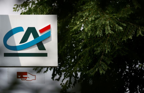 Logo du Crédit Agricole à l'extérieur d'un bureau de banque à Reze