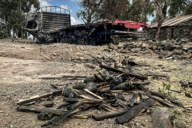 Un camion calciné des rebelles du Front de libération du peuple du Tigré (TPLF) et des munitions gisent le long d'une route près d'Adigrat, ville du Tigré dans le nord de l'Éthiopie, le 17 octobre 2026  ( AFP / - )