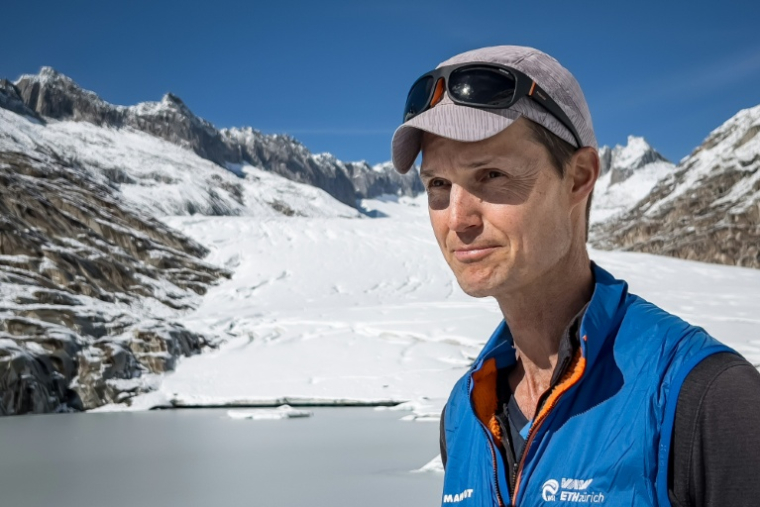 Matthias Huss, glaciologue et chef du réseau de surveillance des glaciers en Suisse (Glamos), lors d'une interview le 28 septembre 2025, près du glacier du Rhône, au-dessus de Gletsch, dans les Alpes suisses ( AFP / Elodie LE MAOU )