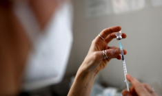 FRANCE/CORONAVIRUS: "LES MÉDECINS ONT DE QUOI VACCINER", DIT CASTEX