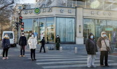 Un policier chinois surveillant une rue durant l'épidémie de coronavirus à Pékin