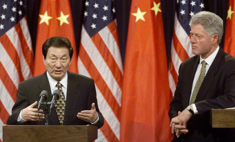 Rongji Zhu, alors Premier ministre chinois, lors d'une conférence de presse conjointe avec le président américain Bill Clinton, à Washington, le 8 avril 1999 ( AFP / JOYCE NALTCHAYAN )