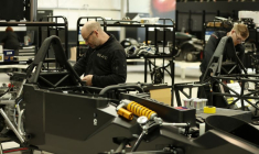 Des ouvriers travaillent dans une usine automobile à Liverpool