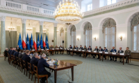 Les participants au Conseil national de sécurité de Pologne, convoqués par le président polonais Karol Nawrocki, dans le palais présidentiel à Varsovie, le 11 septembre 2025 ( AFP / Wojtek RADWANSKI )