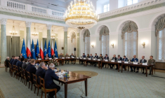 Les participants au Conseil national de sécurité de Pologne, convoqués par le président polonais Karol Nawrocki, dans le palais présidentiel à Varsovie, le 11 septembre 2025 ( AFP / Wojtek RADWANSKI )
