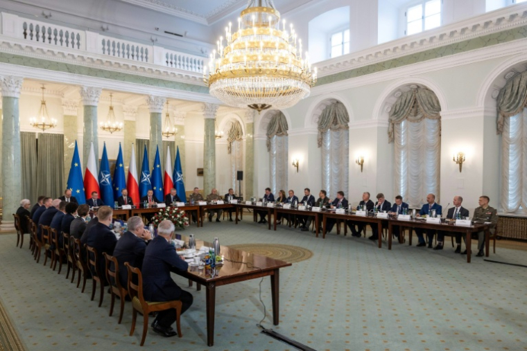 Les participants au Conseil national de sécurité de Pologne, convoqués par le président polonais Karol Nawrocki, dans le palais présidentiel à Varsovie, le 11 septembre 2025 ( AFP / Wojtek RADWANSKI )