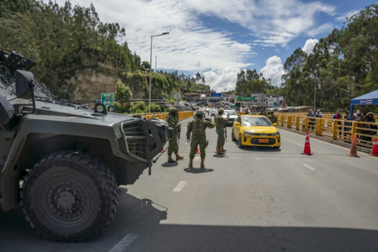 Des soldats équatoriens montent la garde sur le pont Rumichaca, à la frontière entre l'Equateur et la Colombie, le 12 avril 2025 ( AFP / Reicarmyr CANIZARES )
