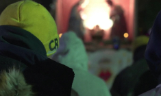 Messe, sapins et huitres: à Carbonne et Cestas, réveillon sur l'autoroute